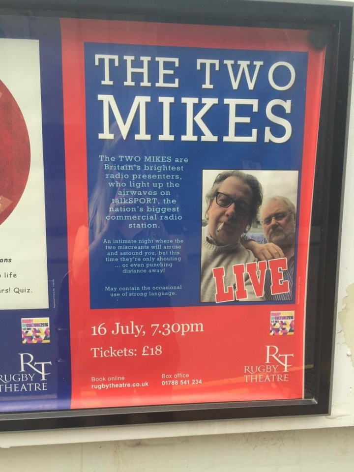 The Two Mikes Live i gruppen Alla filmer hos Mohamad shop (494371)