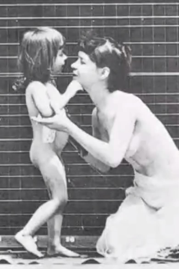 Child Bringing Bouquet to Woman i gruppen Alla filmer hos Mohamad shop (497867)