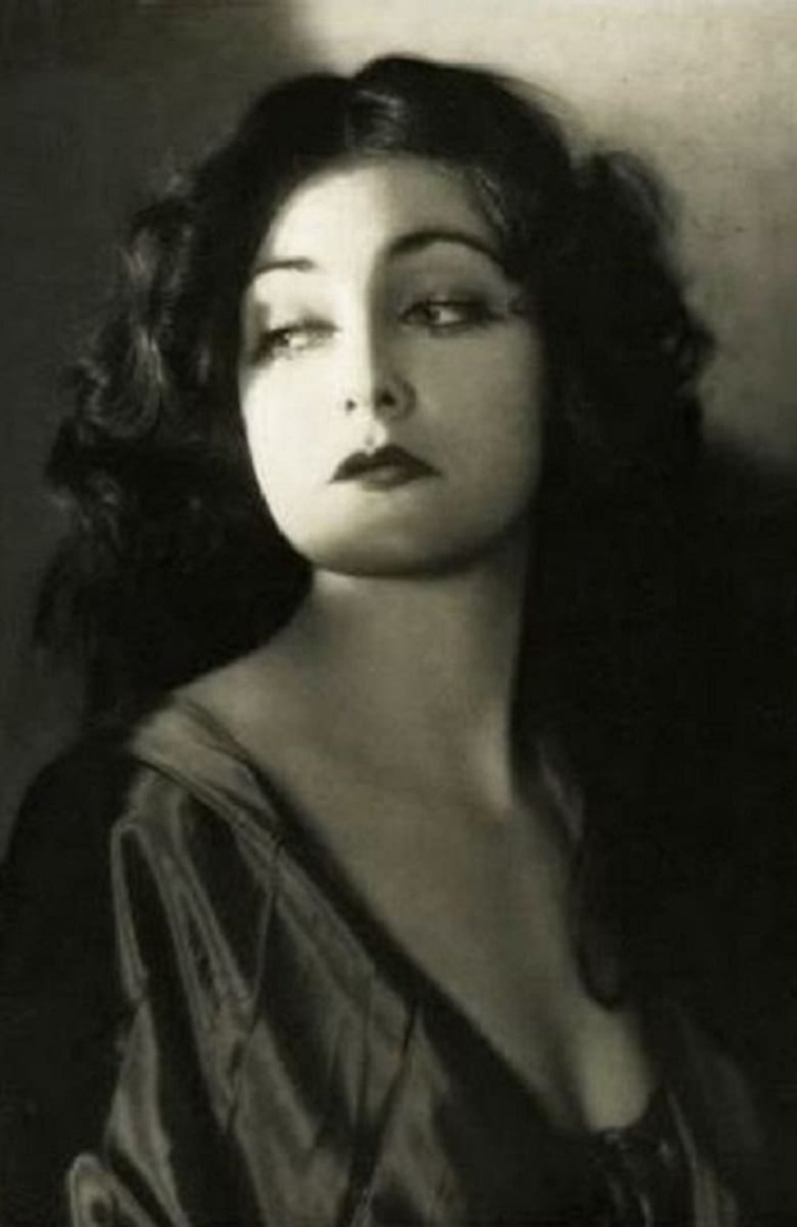 Clothes Make the Woman i gruppen Romantik hos Mohamad shop (514436)