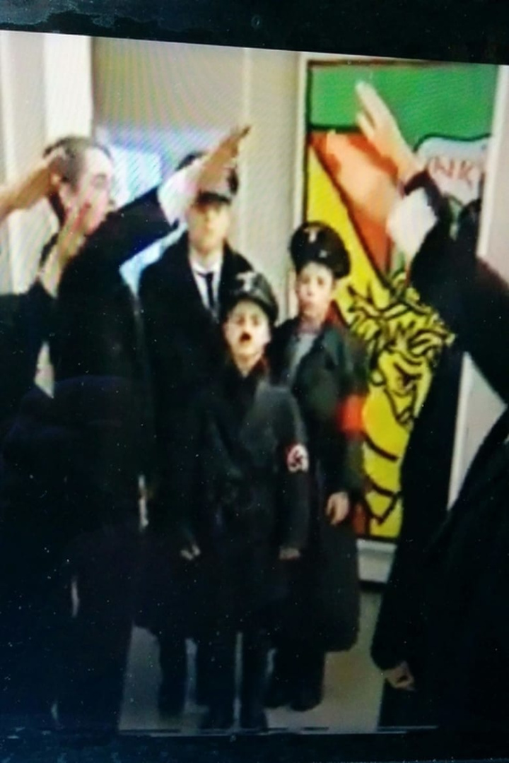 Der Führer kommt i gruppen Drama hos Mohamad shop (537857)