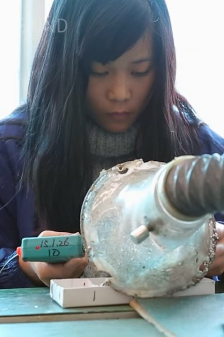 The 18-Year-Old Assembly Line i gruppen Alla filmer / Documentary hos Mohamad shop (565254)