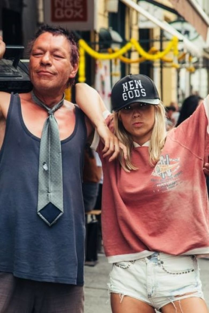 New Gods Outta Munich i gruppen Alla filmer hos Mohamad shop (574243)