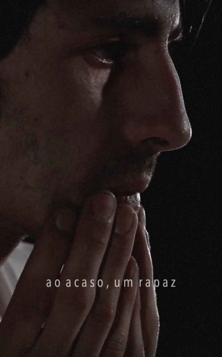 ao acaso, um rapaz i gruppen Alla filmer hos Mohamad shop (593502)