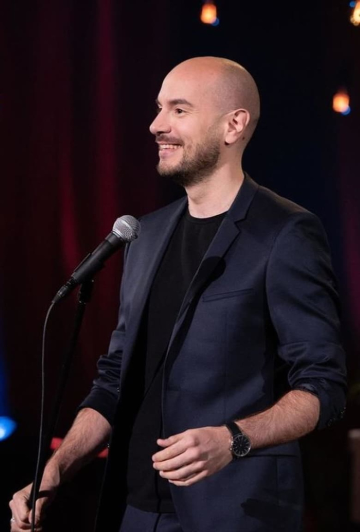 Derrière un micro i gruppen Alla filmer / Comedy hos Mohamad shop (627009)