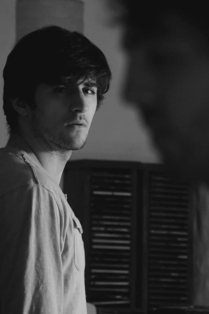 About a fleeting reunion at the light of darkness i gruppen Alla filmer / Mystery hos Mohamad shop (631601)