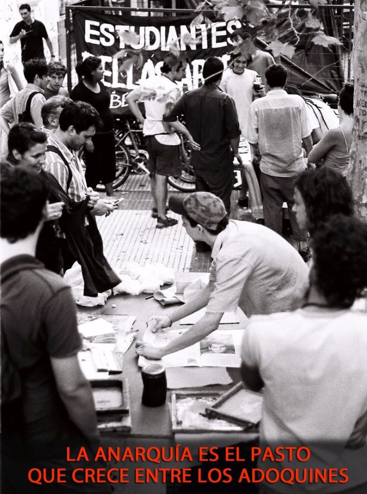 La anarquía es el pasto que crece entre los adoquines i gruppen Alla filmer / Documentary hos Mohamad shop (647480)