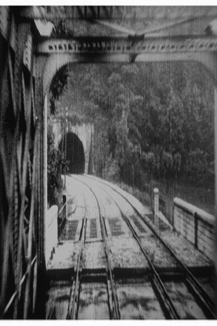 Passage d’un tunnel en chemin de fer (pris de l’avant de la locomotive) i gruppen Alla filmer / Documentary hos Mohamad shop (667033)